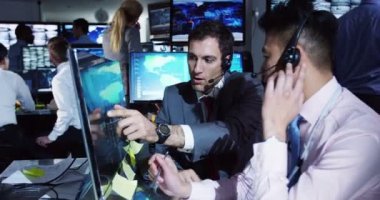 gözetleme ekibi kontrol odasında çalışıyor