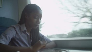 işkadını bilgisayar tablet kullanma 