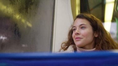 Tren pencereden dışarı bakarak erkek