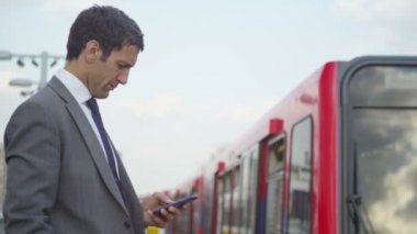 İşadamı manifatura onun Smartphone