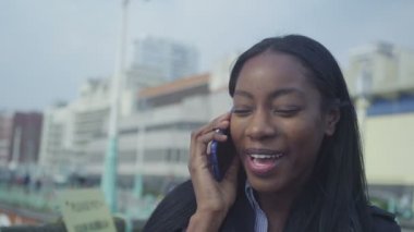  Kadın cep telefonuyla konuşuyor.