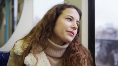 düşünceli trende oturan arayan erkek