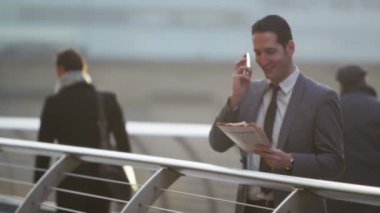 İşadamı cep telefonu şehir