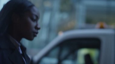  şehir içinde yürüyen kadın 