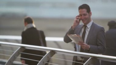 İşadamı cep telefonu şehir
