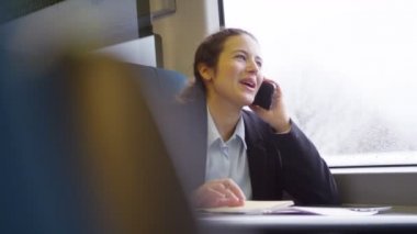 işkadını görüşmeler üstünde hareket eden telefon