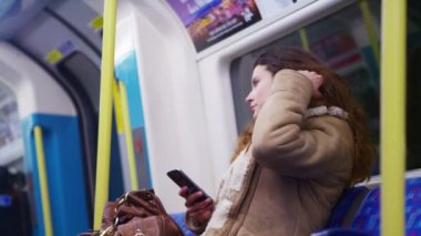  Smartphone kullanarak erkek