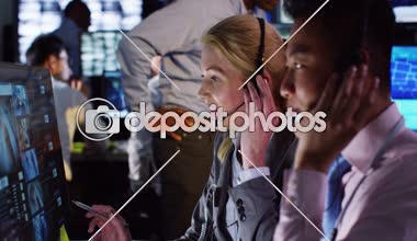 gözetleme ekibi kontrol odasında çalışıyor