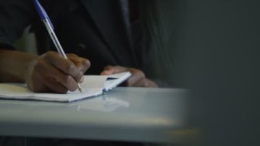 tren yolculuğu sırasında çalışma iş kadını