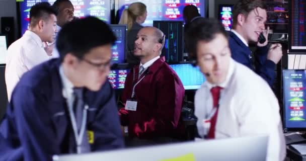 Brokers watching the world markets in trading room — Stock Video