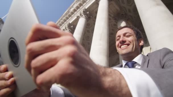 Hombre de negocios hablando en video — Vídeos de Stock