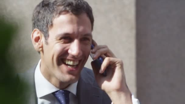 Homme d'affaires conclut un accord sur le téléphone intelligent — Video