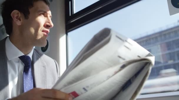 Biznesmen czytanie gazety — Wideo stockowe