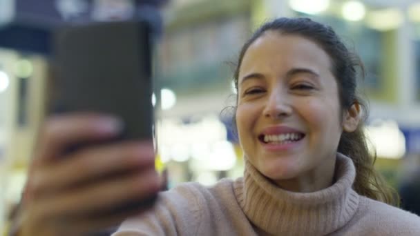 Mujer tomando selfie con smartphone — Vídeos de Stock