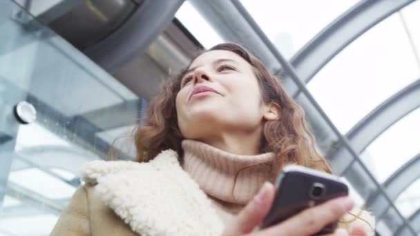 Mujer riendo en el mensaje en el smartphone — Vídeos de Stock
