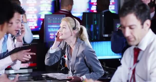 Brokers watching the world markets in trading room — Stock Video