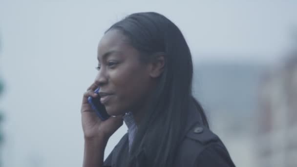 Mujer hablando por teléfono móvil — Vídeos de Stock