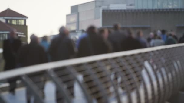 Menschenmenge läuft über eine der Brücken Londons — Stockvideo