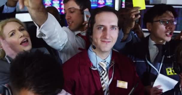 Усміхнений міський біржовий брокер залишається спокійним — стокове відео