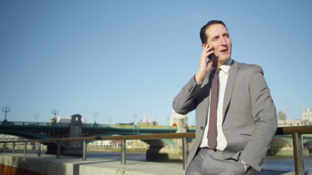 Zakenman op mobiele telefoon in de stad — Stockvideo