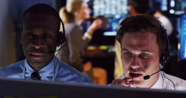 équipe de surveillance travaillant en salle de contrôle 