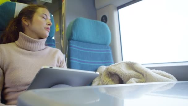 Femme utilisant une tablette d'ordinateur — Video