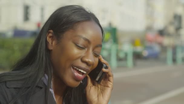 Vrouw praten op mobiele telefoon — Stockvideo