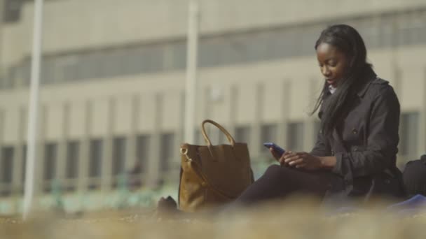 Mujer mensajes de texto en el teléfono móvil — Vídeo de stock
