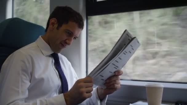 Businessman reading newspaper — Stock Video