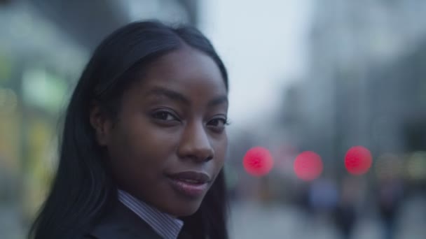 Жінка посміхається до камери в місті — стокове відео