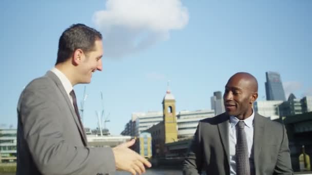 Les hommes d'affaires se rencontrent et se serrent la main — Video