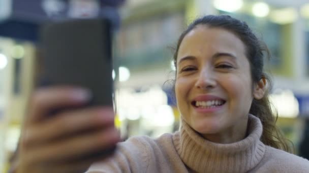 Mujer tomando selfie con smartphone — Vídeos de Stock