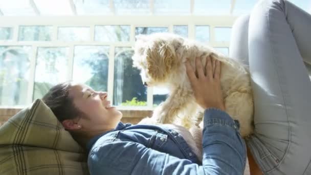 Mulher relaxante em casa com cachorro — Vídeo de Stock