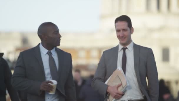 Hommes d'affaires bavarder ensemble dans la ville — Video