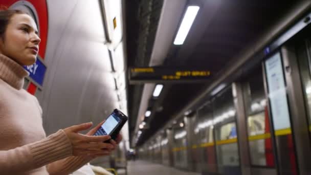 Mujer mensajes de texto en su teléfono inteligente — Vídeo de stock