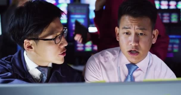 Brokers watching the world markets — Stock Video