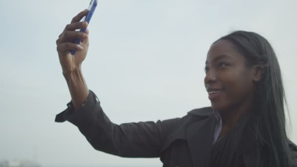 Γυναίκα στην παραλία λαμβάνοντας μια αυτοπορτρέτα — Αρχείο Βίντεο