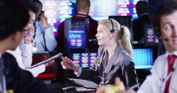 Brókerek, figyeli a világ piacain a kereskedelmi szoba — Stock videók