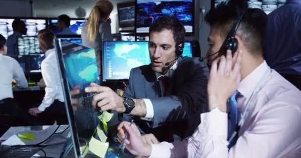 équipe de surveillance travaillant en salle de contrôle 