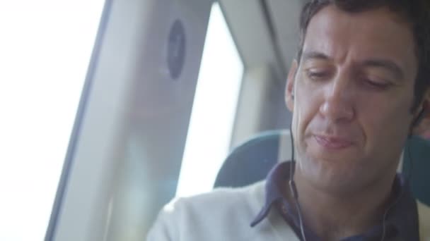Muž s počítačem tablet a sluchátka — Stock video