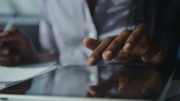 Mujer de negocios utilizando tableta de ordenador — Vídeo de stock