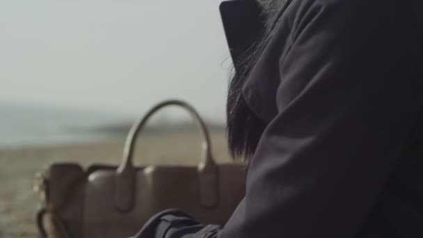 Žena, výhled na moře — Stock video