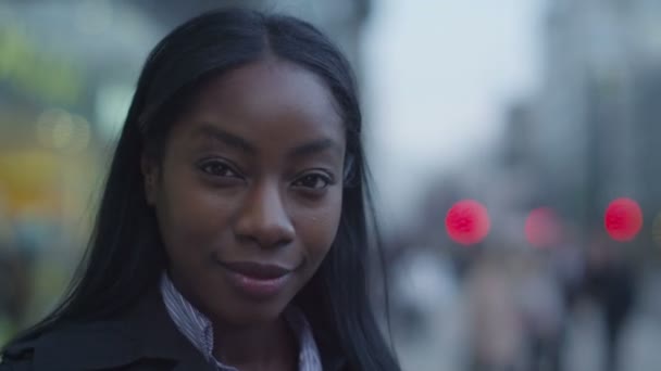 Donna sorridente alla macchina fotografica in città — Video Stock