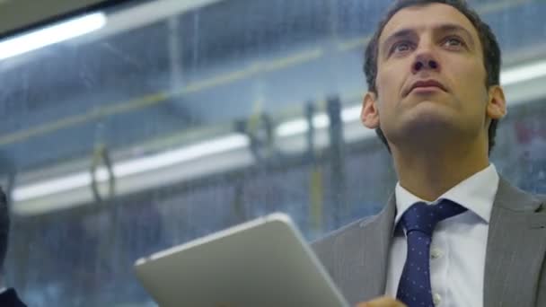 Podnikatel pracuje na digitálním tabletu — Stock video
