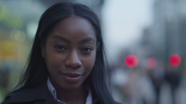 Mulher sorrindo para câmera na cidade — Vídeo de Stock