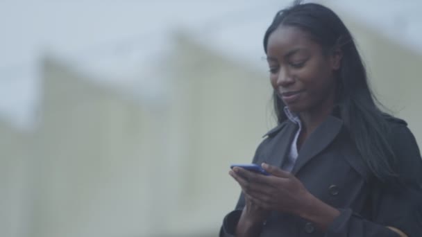 Женщина разговаривает по мобильному телефону — стоковое видео