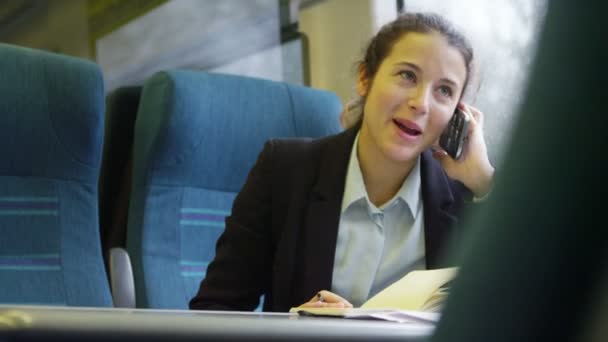 Mujer de negocios habla por teléfono móvil — Vídeo de stock