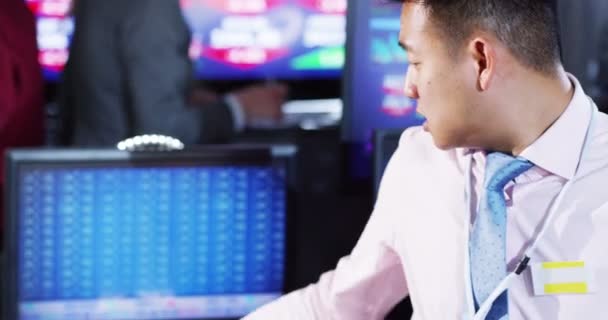 Comerciante financiero reacciona mientras observa el colapso de los mercados — Vídeos de Stock