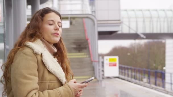 Женские смс на смартфоне — стоковое видео