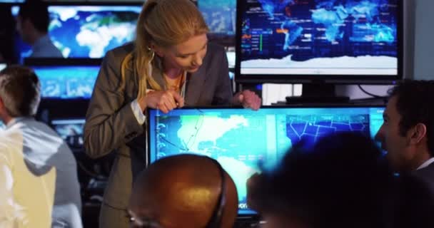Gözetleme ekibi kontrol odasında çalışıyor — Stok video